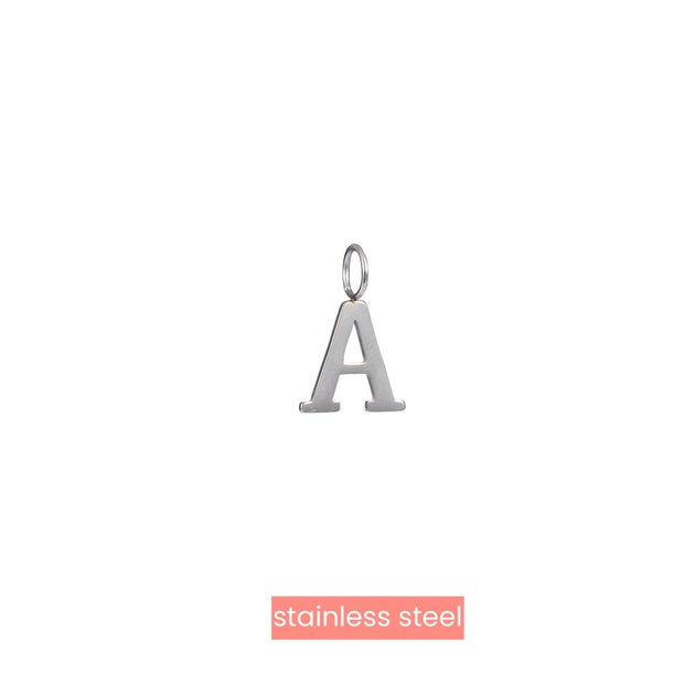 Geelgouden ronde hanger met letter inclusief collier